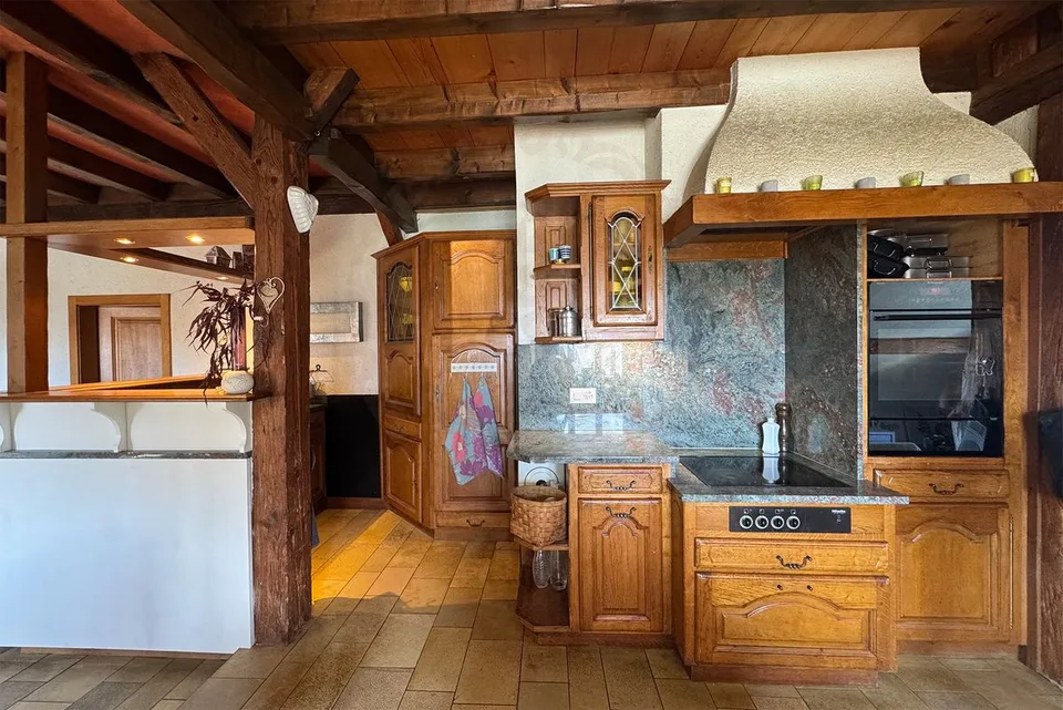 Dorfhaus mit 2 Wohnungen in Pailly