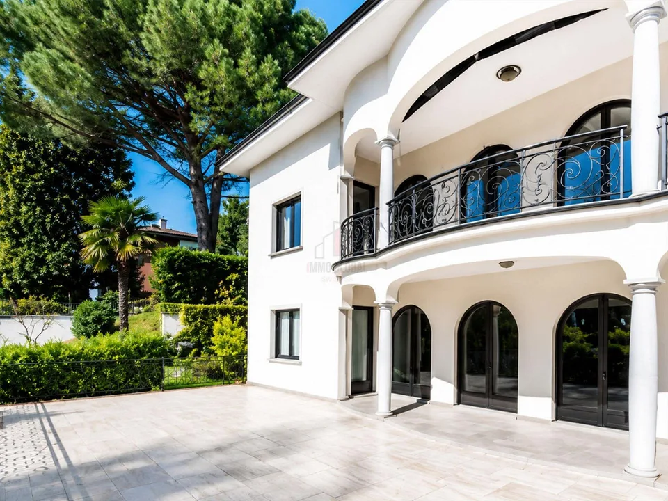 PRESTIGIOSA DIMORA CON PISCINA E GIARDINO – foto 2 di 13