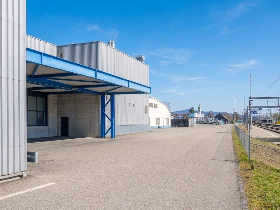 Hohe Lager-/Gewerbehalle mit ebenerdigem Zugang - 550 m²