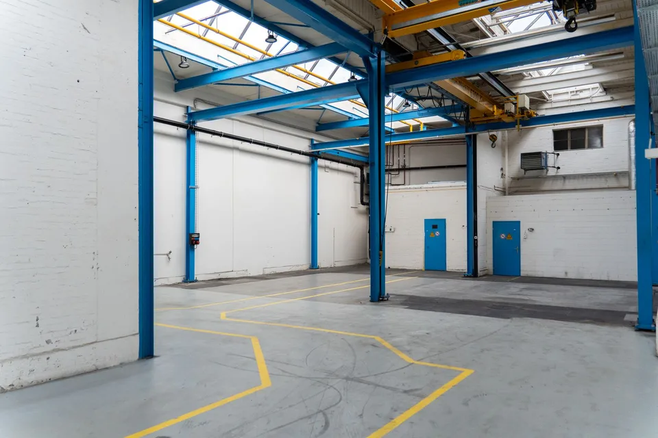 Hohe Lager-/Gewerbehalle mit ebenerdigem Zugang - 550 m²
