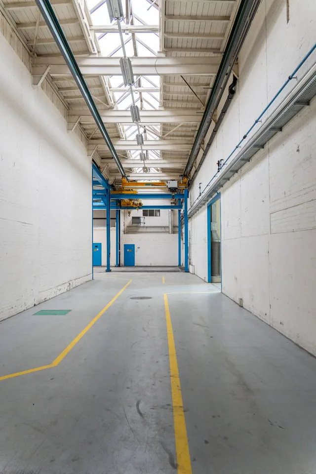 Hohe Lager-/Gewerbehalle mit ebenerdigem Zugang - 550 m²
