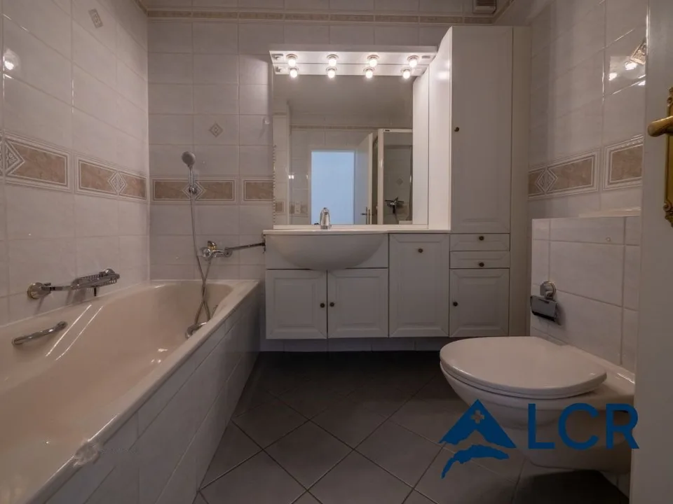 Schönes Apartment mit 4.5 Zimmern / 3 Schlafzimmern / 1 Badezimmer / 2 Balkonen
