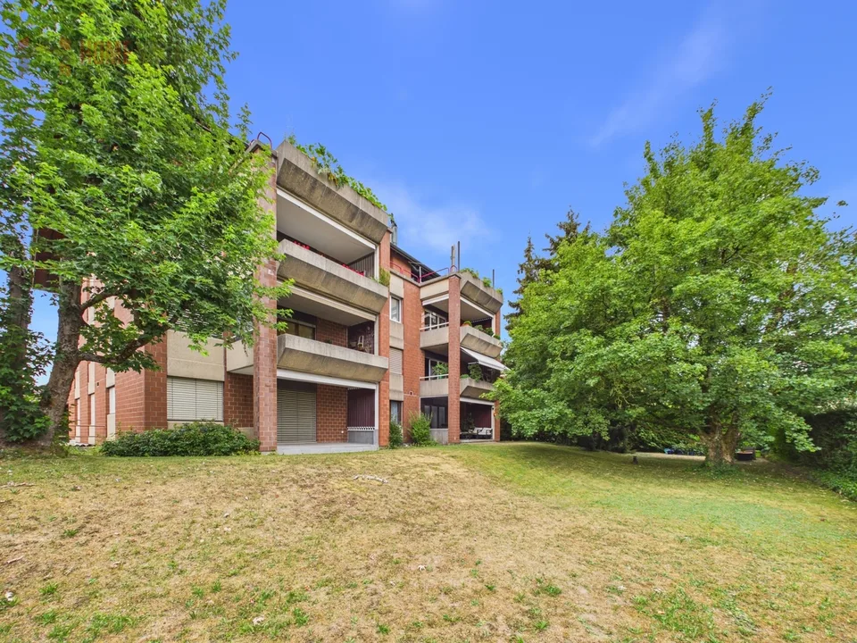 Appartement de jardin élégant de 4,5 pièces avec jardin et terrasse