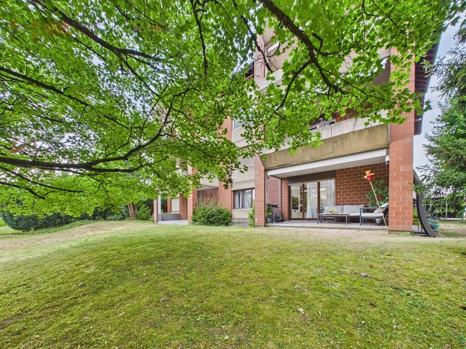 Appartement de jardin élégant de 4,5 pièces avec jardin et terrasse