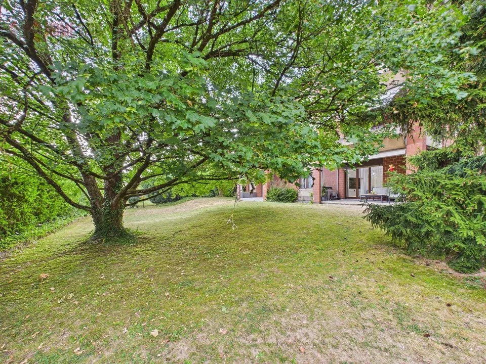 Appartement de jardin élégant de 4,5 pièces avec jardin et terrasse