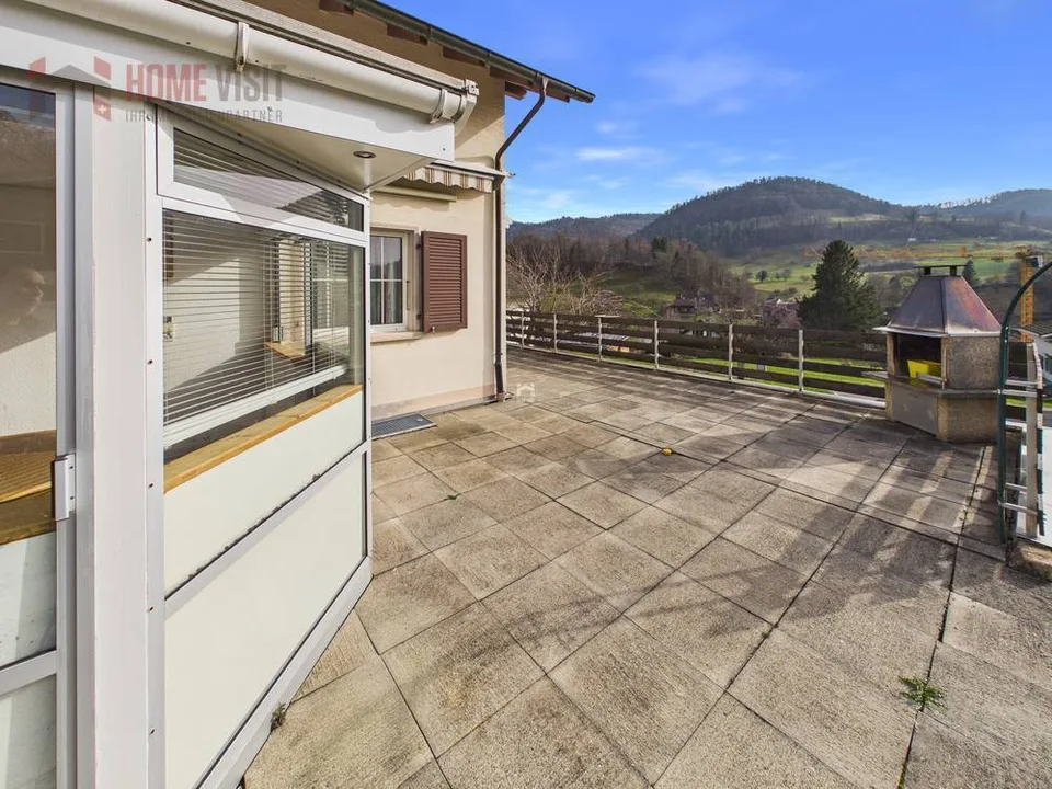 Maison individuelle avec véranda et belle vue sur la vallée dans la nature