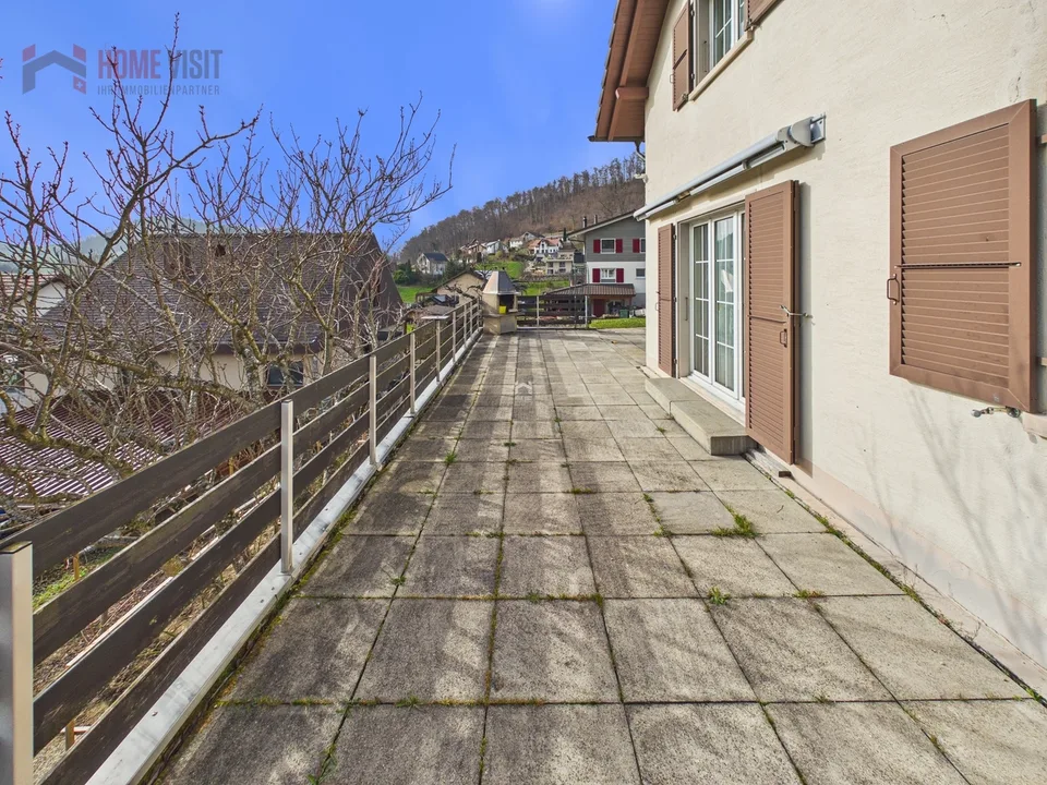 Maison individuelle avec véranda et belle vue sur la vallée dans la nature