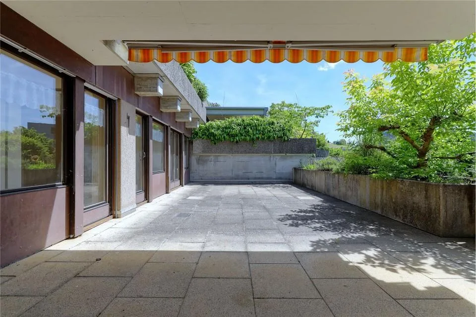 Maison de terrasse de 5 pièces avec terrasse généreuse et potentiel