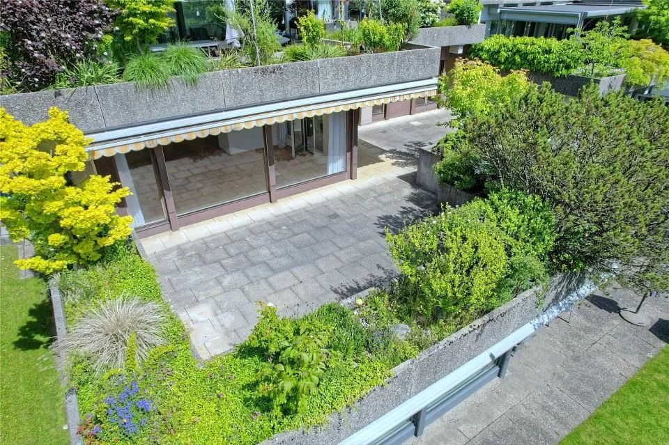 Maison de terrasse de 5 pièces avec terrasse généreuse et potentiel