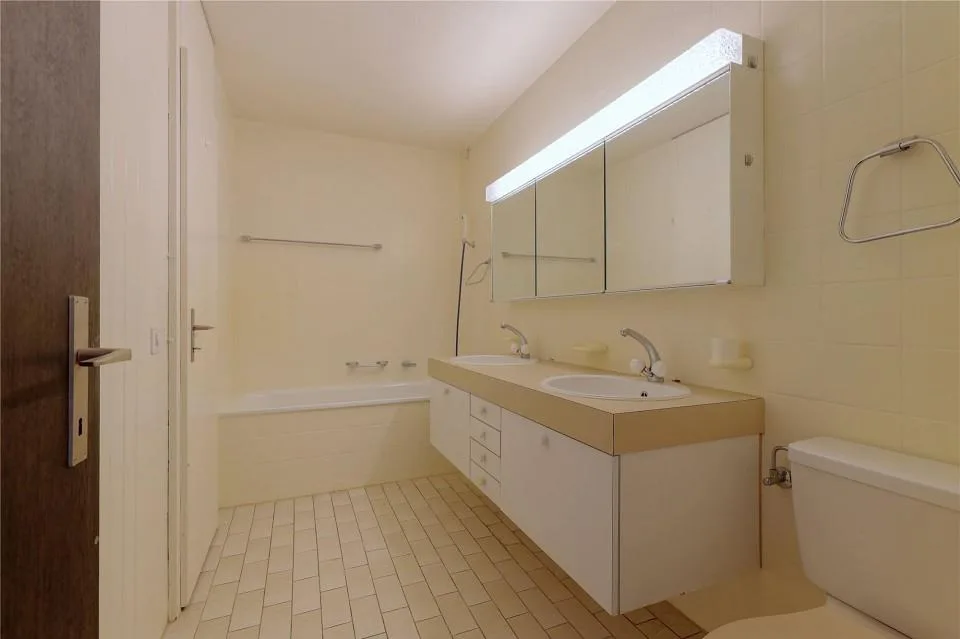 Maison de terrasse de 5 pièces avec terrasse généreuse et potentiel