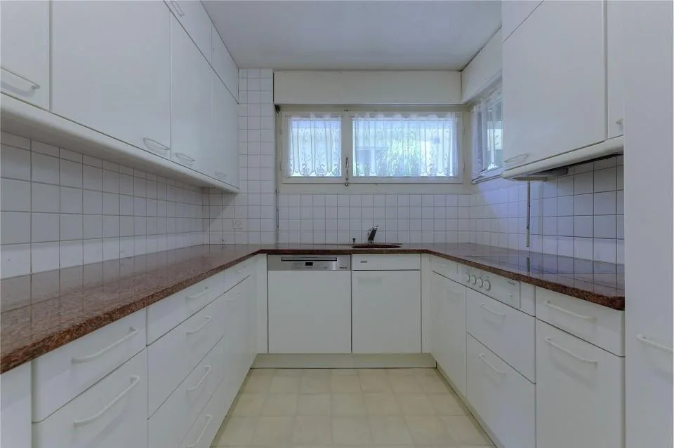 Maison de terrasse de 5 pièces avec terrasse généreuse et potentiel