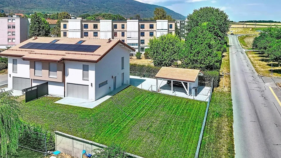 Zweifamilienhaus-Villa mit 7 Zimmern und Garten
