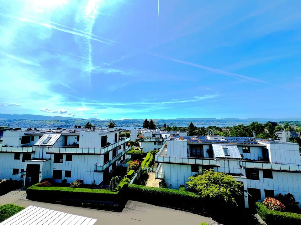 Panorama pur: Stilvolle Attika mit See- und Bergblick