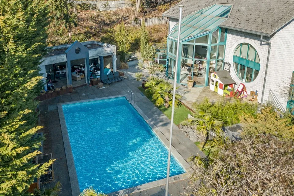 EXKLUSIVE VILLA MIT POOL | 285 m² WOHNFLÄCHE | 1'058 m² GRUNDSTÜCK