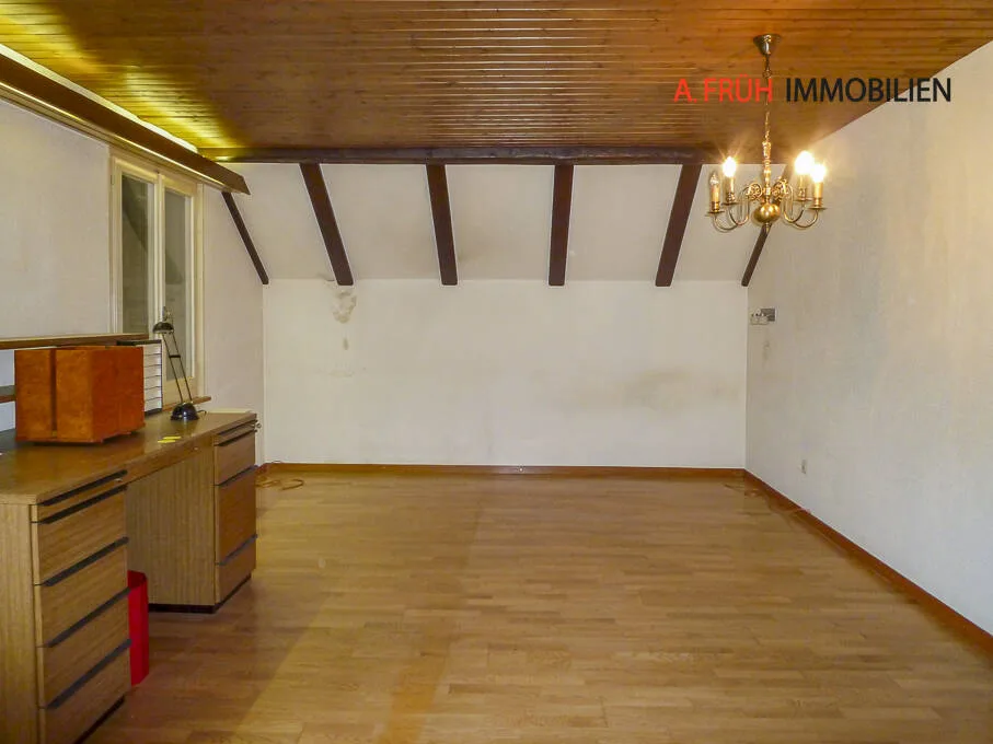Maison à deux familles avec potentiel pour une rénovation complète