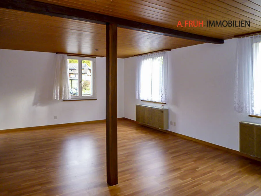 Maison à deux familles avec potentiel pour une rénovation complète