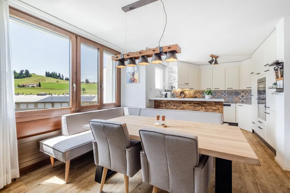 WO RUHE AUF WOHNKOMFORT TRIFFT: MODERNE 4.5-ZIMMER-WOHNUNG MIT ZWEI VERGLASTEN BALKONEN