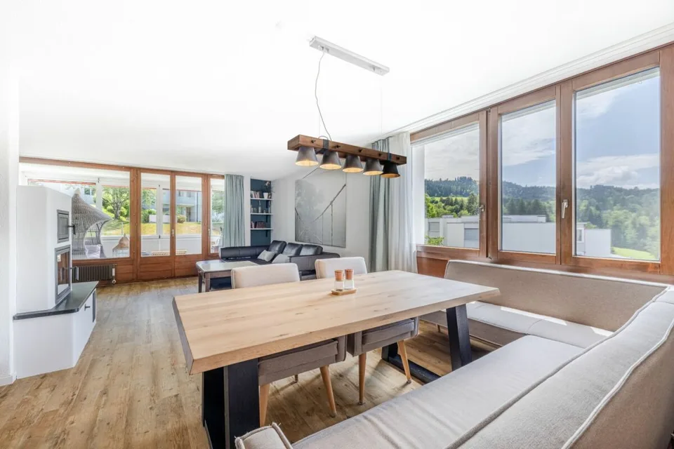 WO RUHE AUF WOHNKOMFORT TRIFFT: MODERNE 4.5-ZIMMER-WOHNUNG MIT ZWEI VERGLASTEN BALKONEN