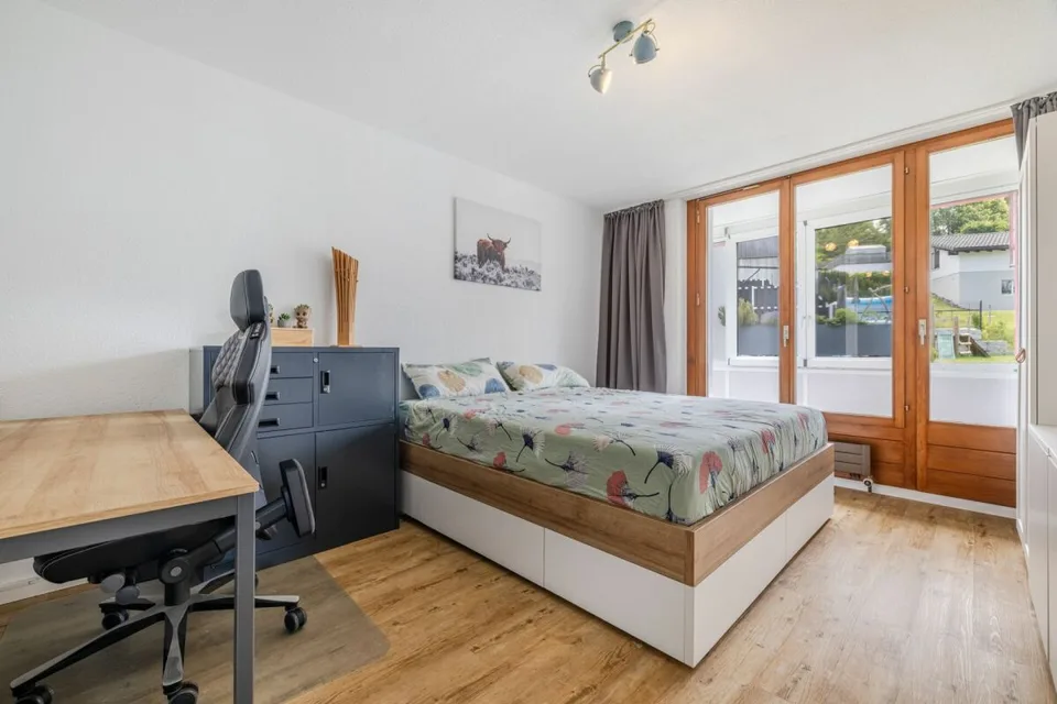 WO RUHE AUF WOHNKOMFORT TRIFFT: MODERNE 4.5-ZIMMER-WOHNUNG MIT ZWEI VERGLASTEN BALKONEN
