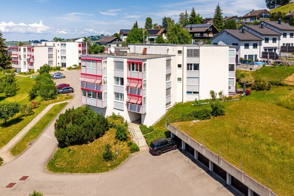 WO RUHE AUF WOHNKOMFORT TRIFFT: MODERNE 4.5-ZIMMER-WOHNUNG MIT ZWEI VERGLASTEN BALKONEN