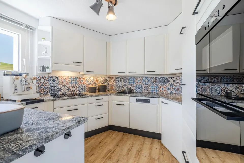 WO RUHE AUF WOHNKOMFORT TRIFFT: MODERNE 4.5-ZIMMER-WOHNUNG MIT ZWEI VERGLASTEN BALKONEN