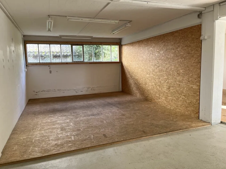 Plenty of space for your storage or hobby: 170 m² in a central location in Glattfelden for rent
