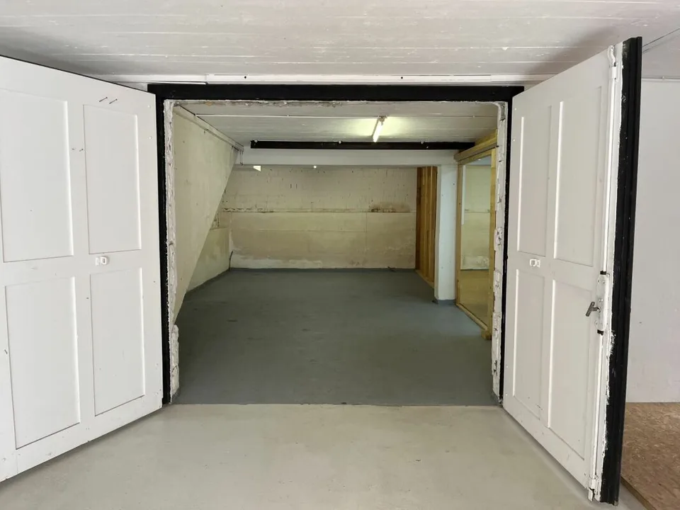 Plenty of space for your storage or hobby: 170 m² in a central location in Glattfelden for rent