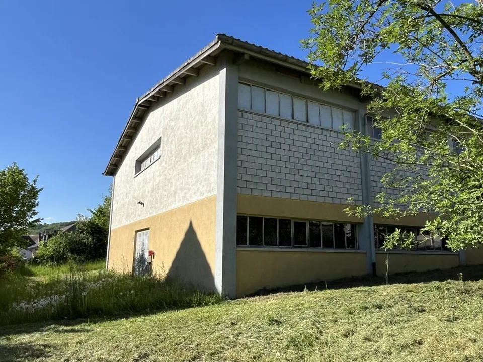 Plenty of space for your storage or hobby: 170 m² in a central location in Glattfelden for rent