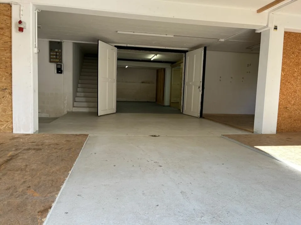 Plenty of space for your storage or hobby: 170 m² in a central location in Glattfelden for rent