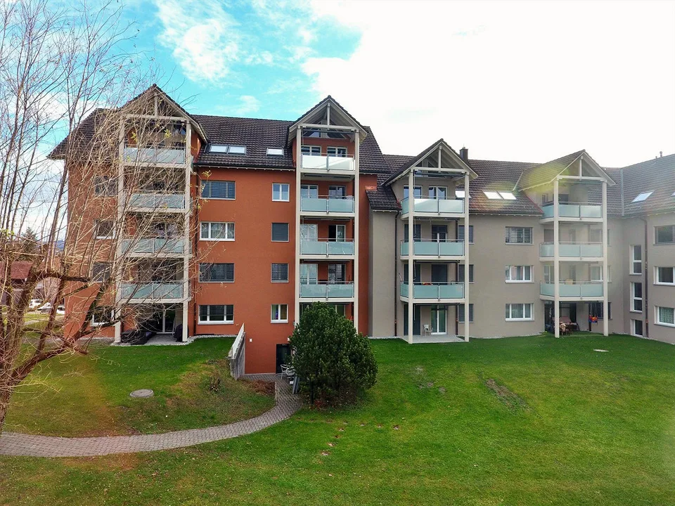 grossflächige, helle Wohnung im Grünen