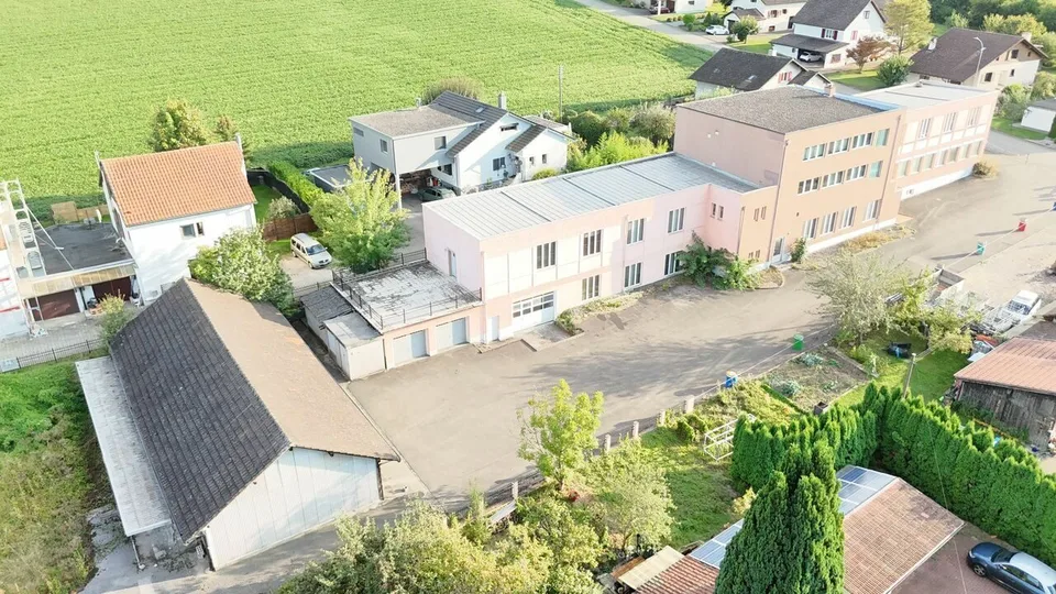 Fabbrica con 2 appartamenti in vendita a Courfaivre