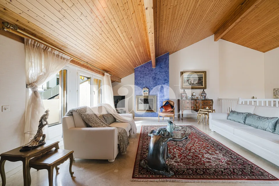 Élégant duplex avec double hauteur et parc arboré dans une résidence de prestige