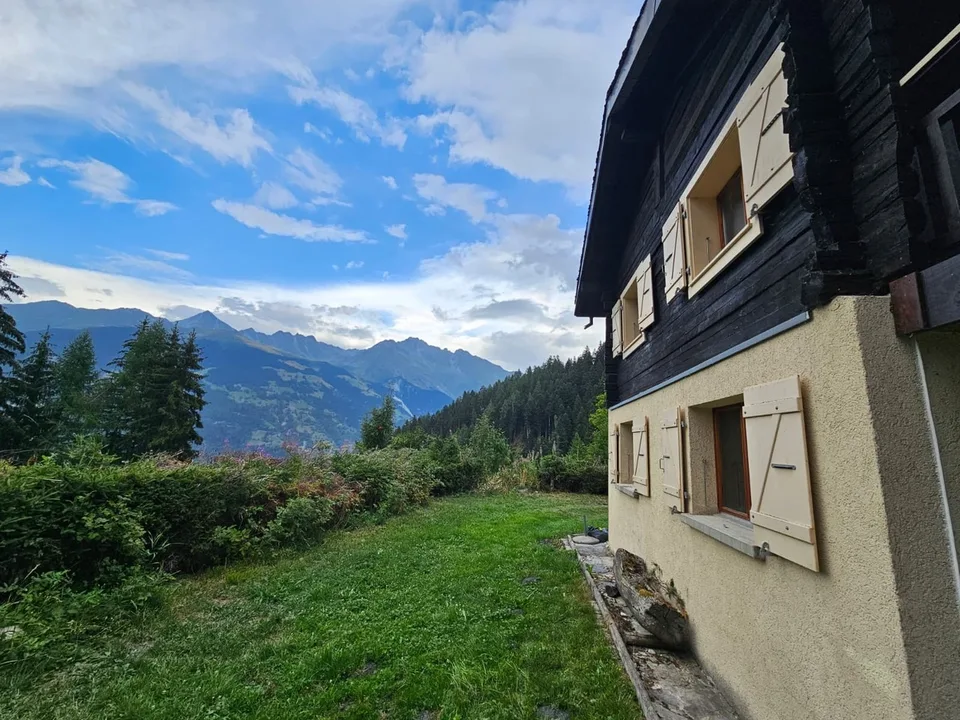 Typisches Chalet mit großem Garten