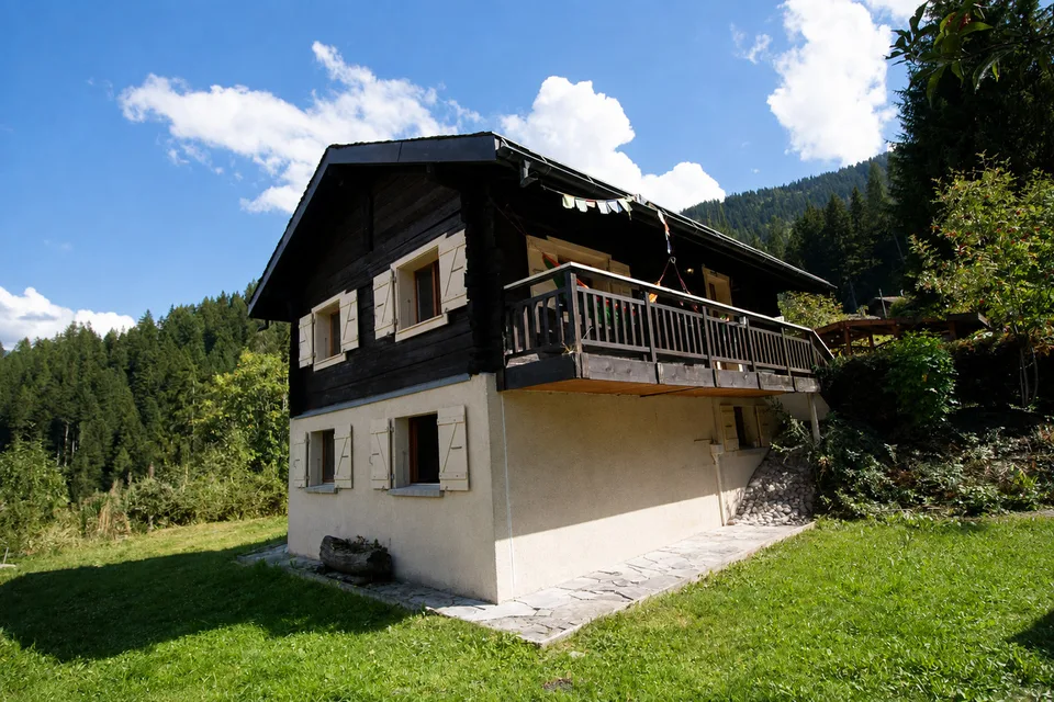 Chalet typique avec grand jardin