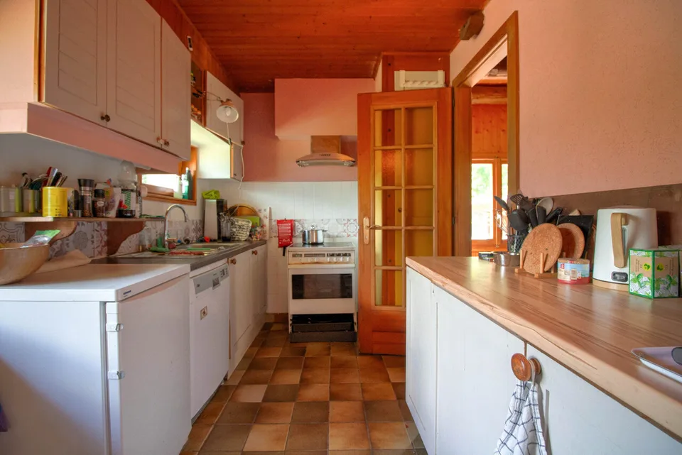 Typisches Chalet mit großem Garten