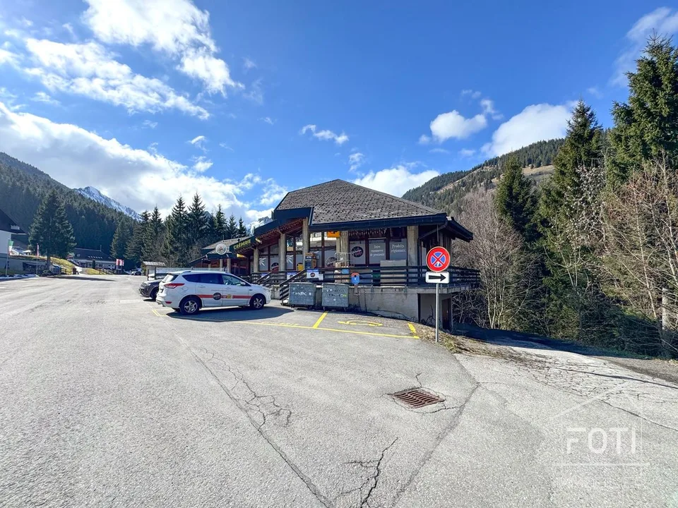Commercial space already rented - Ideal for investors.