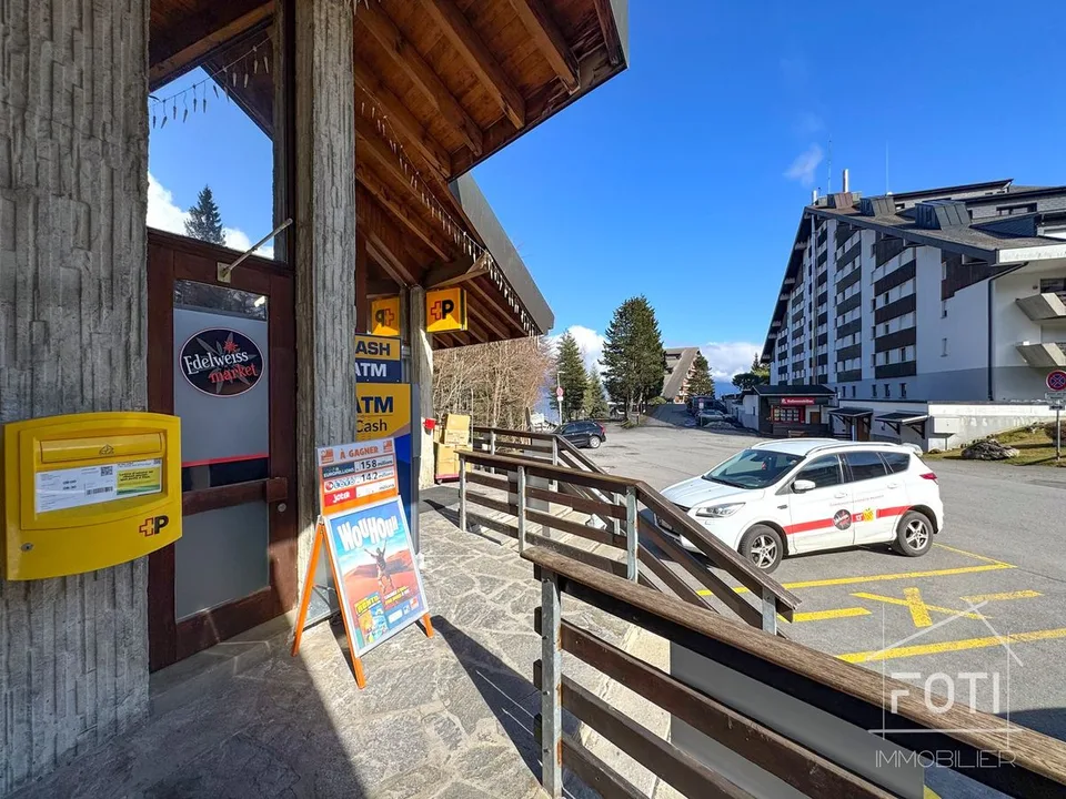 Commercial space already rented - Ideal for investors.