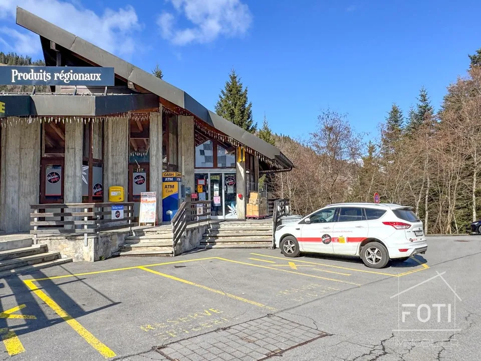 Commercial space already rented - Ideal for investors.