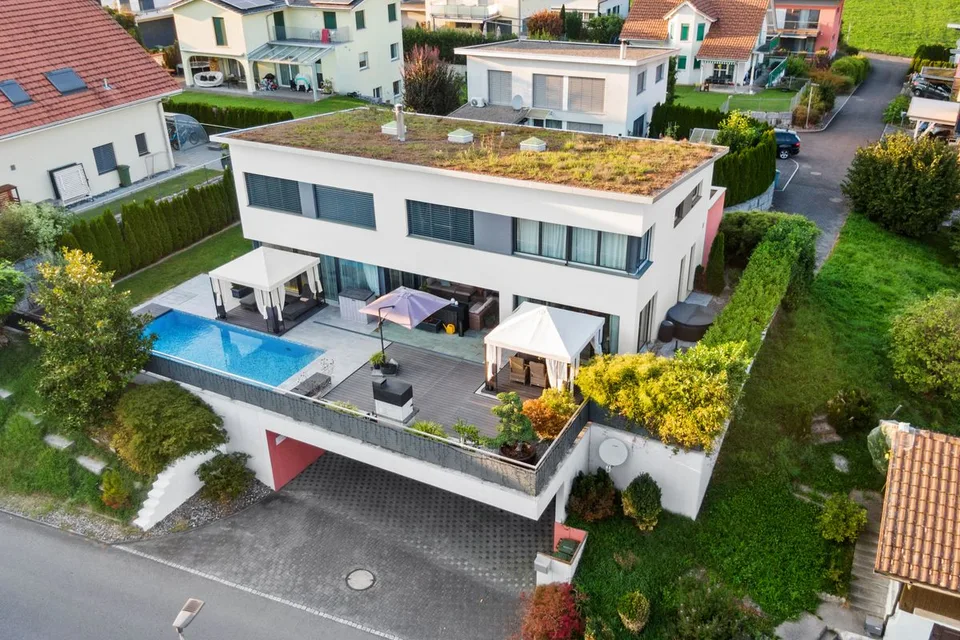 RÉSIDENCE AVEC PISCINE ET ESPACE DE VIE SPACIEUX
