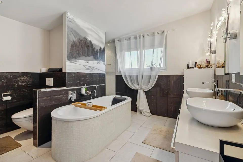 RÉSIDENCE AVEC PISCINE ET ESPACE DE VIE SPACIEUX