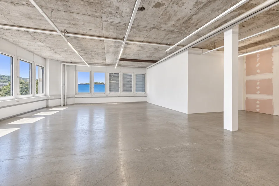 Spazio commerciale flessibile direttamente sull'A1 - accessibile, versatile