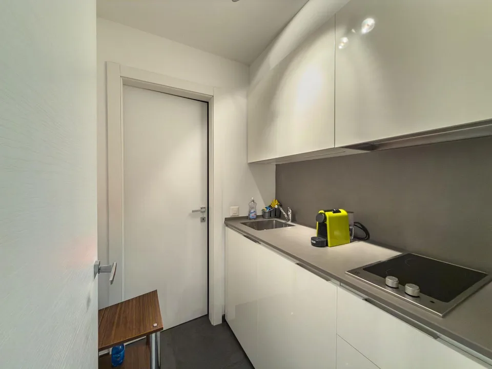 Open-Space-Büro in Massagno mit Schaufenstern zur Straße und 3 Parkplätzen