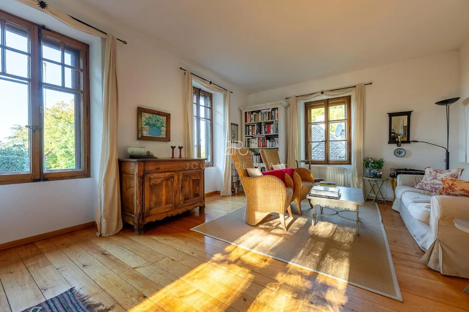 Essertines-sur-Rolle | Charmantes Haus und Anbau in der Ortschaft