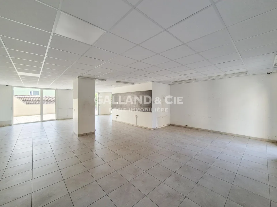 Geräumiger Gewerberaum mit guter Sichtbarkeit und großer Terrasse