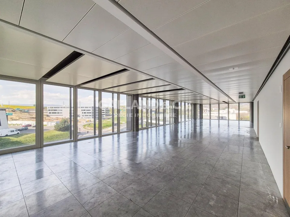 476m2 Plateau on the 5th floor, fully glazed offices with a magnificent view