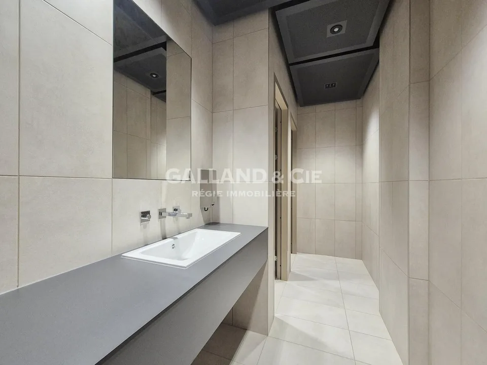 476m2 Plateau on the 5th floor, fully glazed offices with a magnificent view