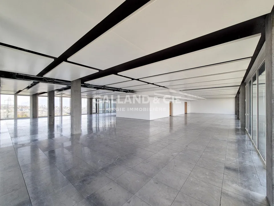 Plateau de 476m2 au 5ème étage, bureaux entièrement vitrés avec une magnifique vue
