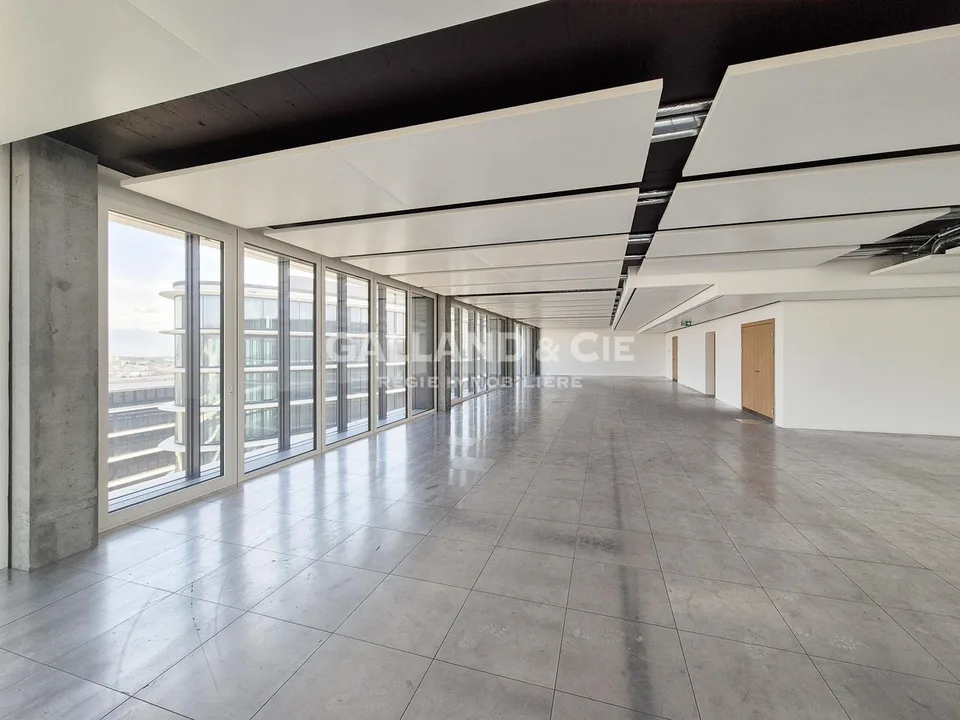 476m2 Plateau on the 5th floor, fully glazed offices with a magnificent view