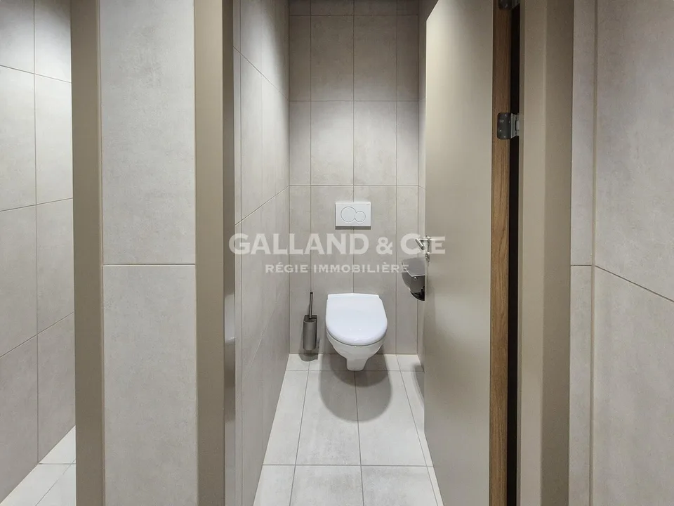 476m2 Plateau on the 5th floor, fully glazed offices with a magnificent view