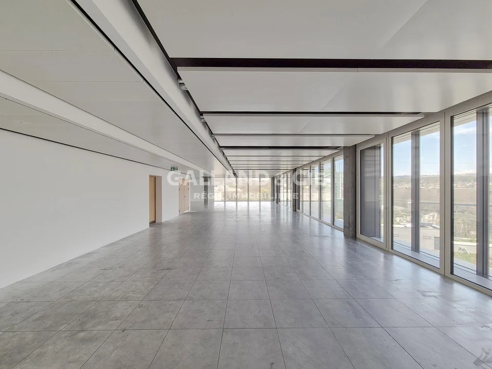 476m2 Plateau on the 5th floor, fully glazed offices with a magnificent view